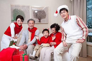 《死或生：女神璀璨假期》新图和联动预告 性感少女齐聚